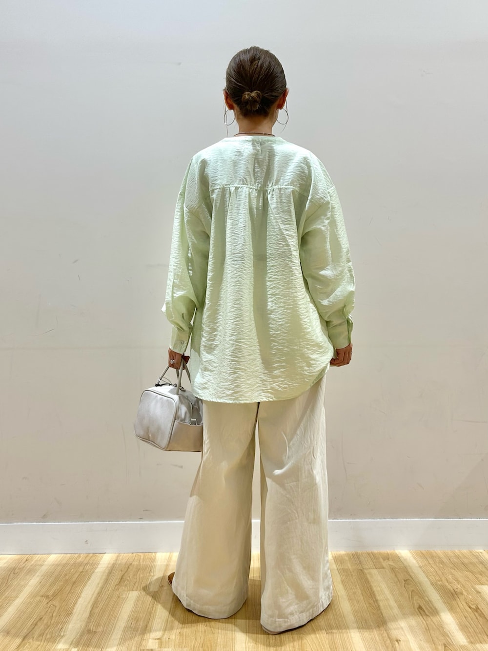 グリーン系のシャツ/ブラウス、ホワイト系のTシャツ/カットソー、ホワイト系のその他パンツを着用したレディースの春コーディネートの4枚目の写真