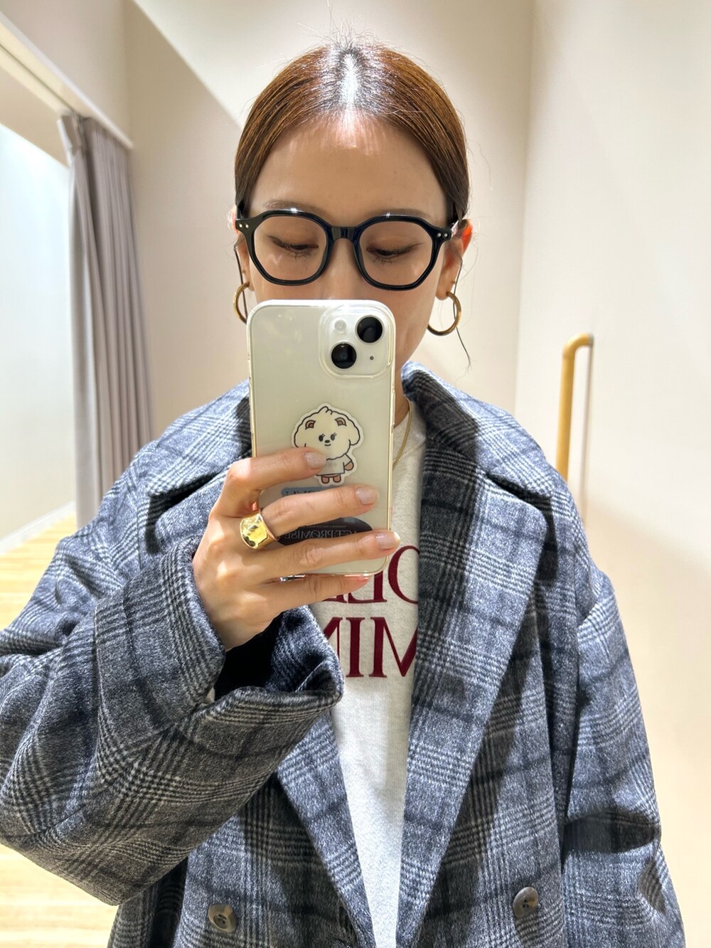 ベージュ系のスウェット、その他のその他アウター、ブラウン系のハンドバッグを着用したレディースの冬コーディネートの7枚目の写真