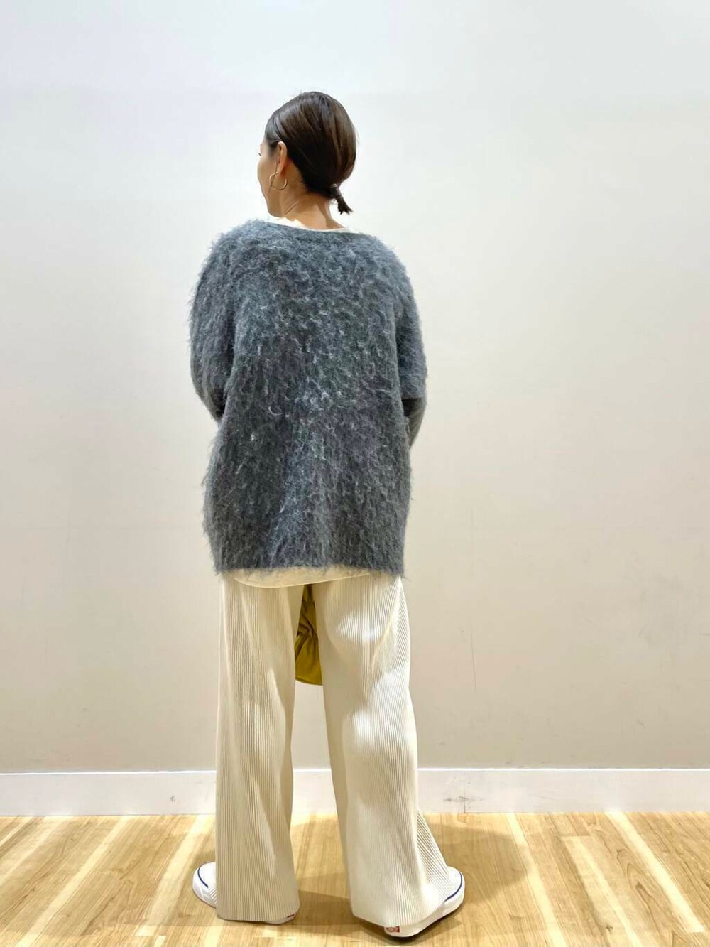 ホワイト系のスニーカー、ホワイト系のその他パンツ、イエロー系のハンドバッグを着用したレディースの秋コーディネートの3枚目の写真