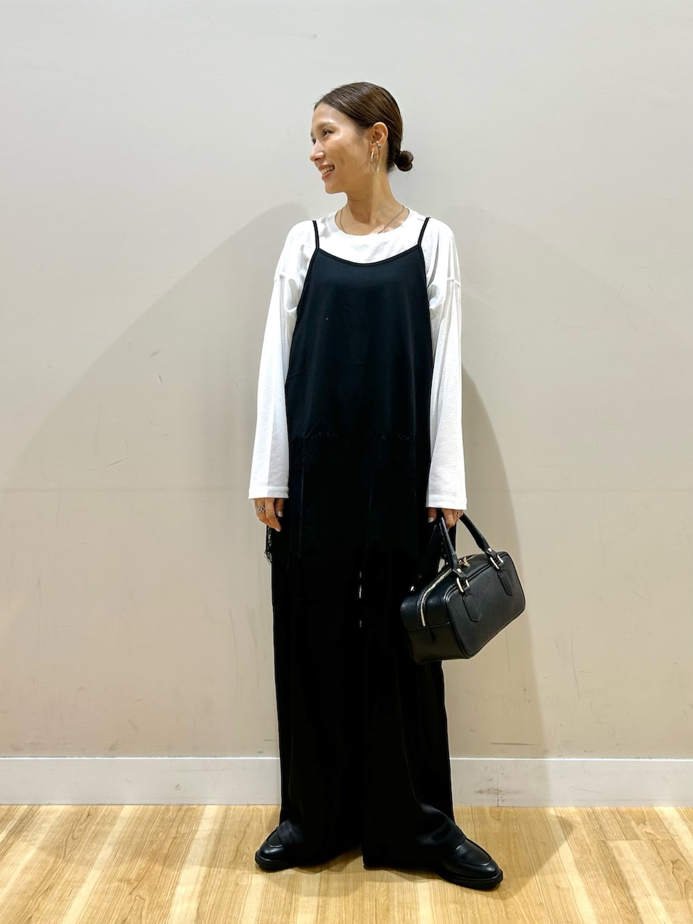 ブラウン系のデニムジャケット、ホワイト系のTシャツ/カットソー、ブラック系のその他パンツを着用したレディースの秋コーディネートの6枚目の写真