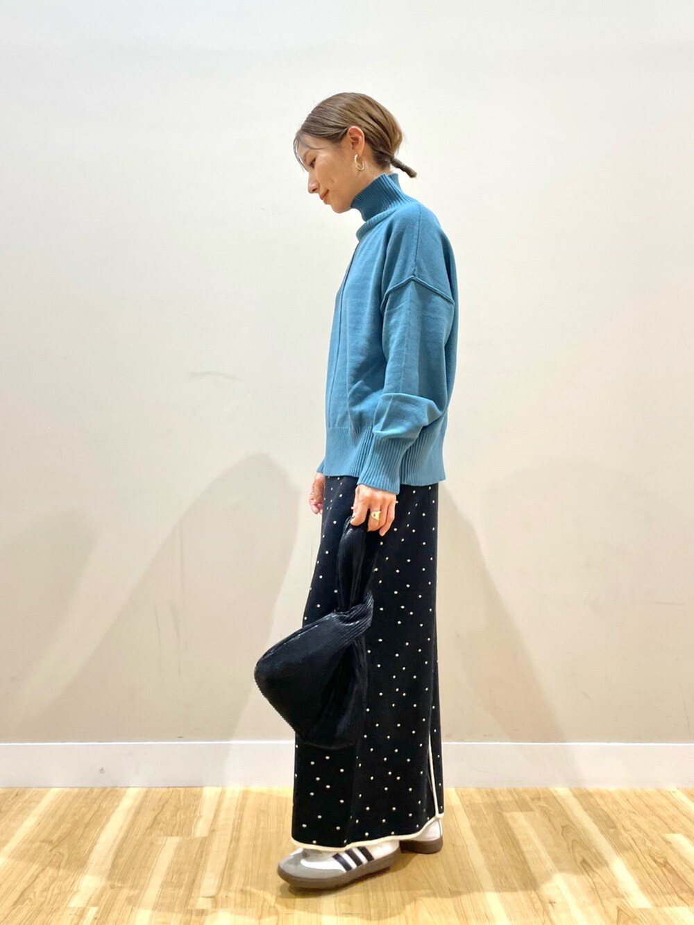 ベージュ系のその他アウター、ブラック系のスカート、ブルー系のニット/セーターを着用したレディースの冬コーディネートの5枚目の写真