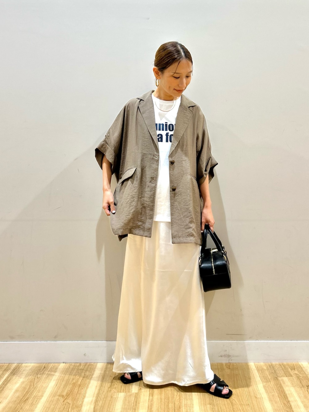 ブラウン系のその他アウター、ホワイト系のTシャツ/カットソー、ホワイト系のスカートを着用したレディースの夏コーディネートの4枚目の写真