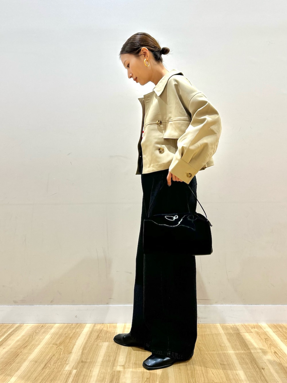 ベージュ系のその他アウター、レッド系のTシャツ/カットソー、ブラック系のデニムパンツを着用したレディースの春コーディネートの2枚目の写真