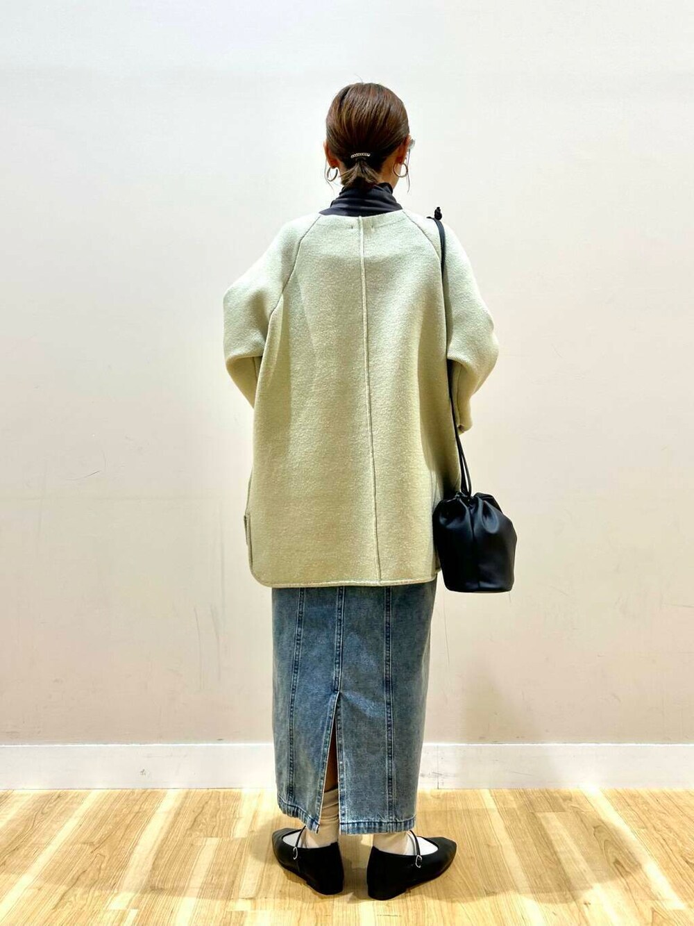 ブルー系のワンピース、ブラック系のパンプス、グレー系のTシャツ/カットソーを着用したレディースの春コーディネートの3枚目の写真