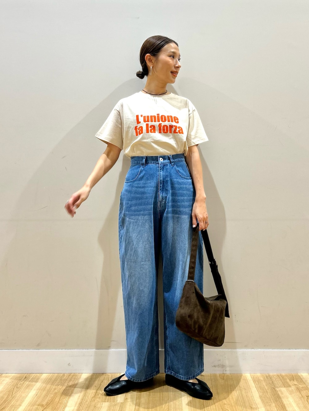 ブラック系のシャツ/ブラウス、ホワイト系のTシャツ/カットソー、ブルー系のその他パンツを着用したレディースの秋コーディネートの5枚目の写真