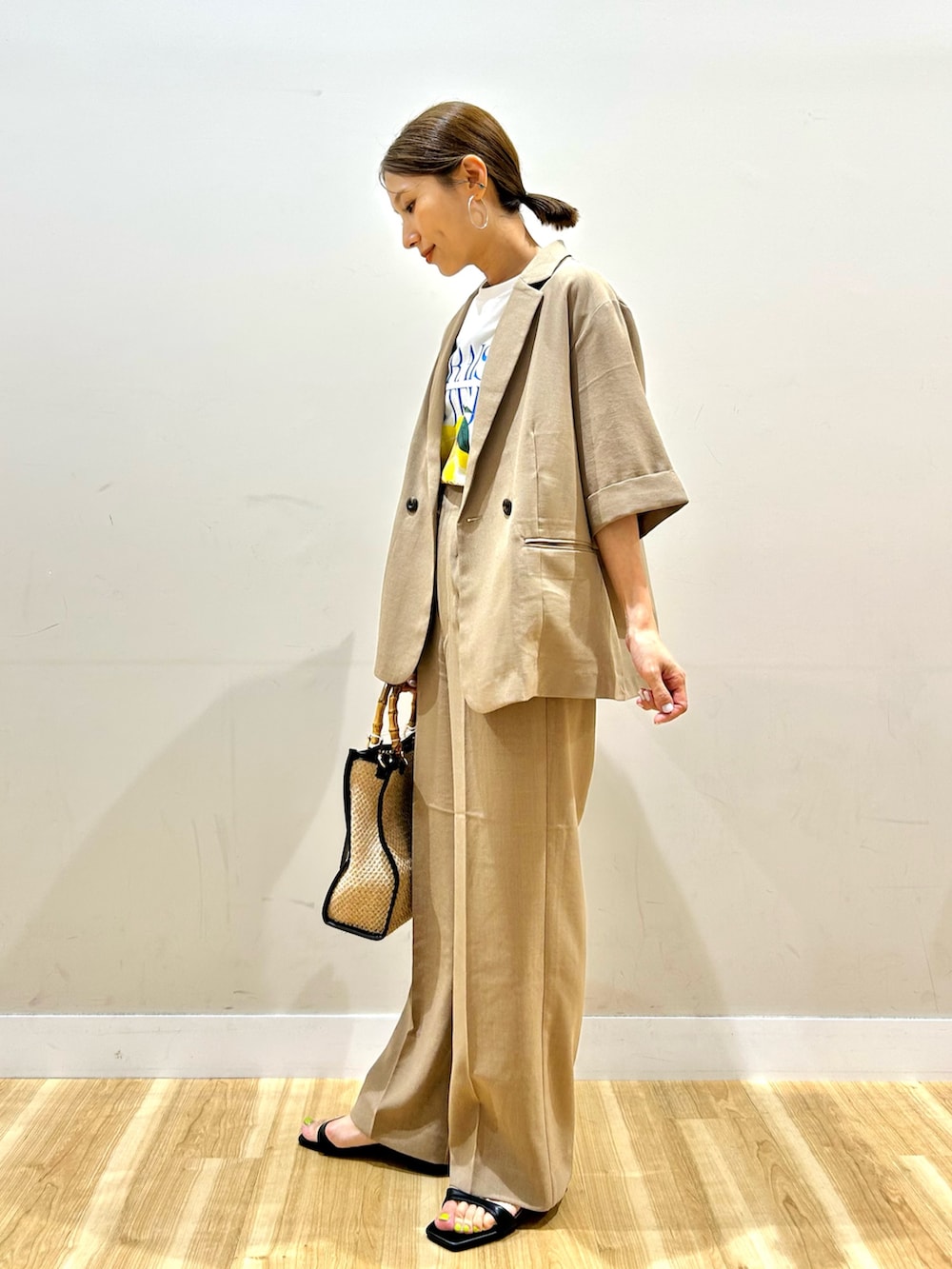 ベージュ系のテーラードジャケット、ベージュ系のその他パンツ、ホワイト系のTシャツ/カットソーを着用したレディースの夏コーディネートの3枚目の写真