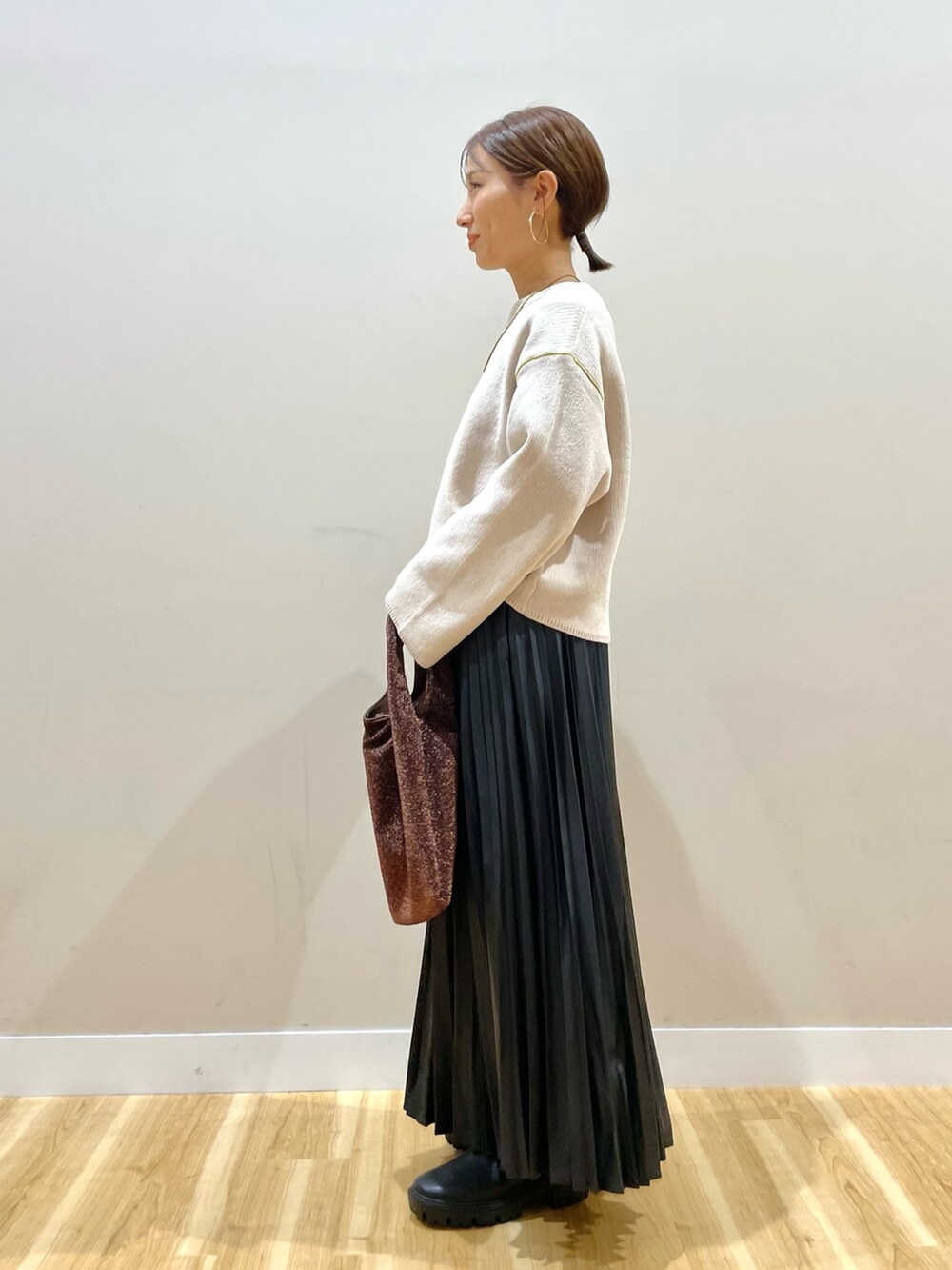 「休日スタイル、キレイめカジュアル、アウターコーデ、オトナカワイイ、オフィスカジュアル、レディースファッション、冬服コーデ、30代コーデ、40代ファッション、ママコーデ、ITEMS URBANRESEARCH」｜「ITEMS URBANRESEARCHのダブルフェイスモールニット（ニット/セーター、ホワイト系）」を使った、rinneさん（レディース・157cm）の冬コーディネートの5枚目の写真