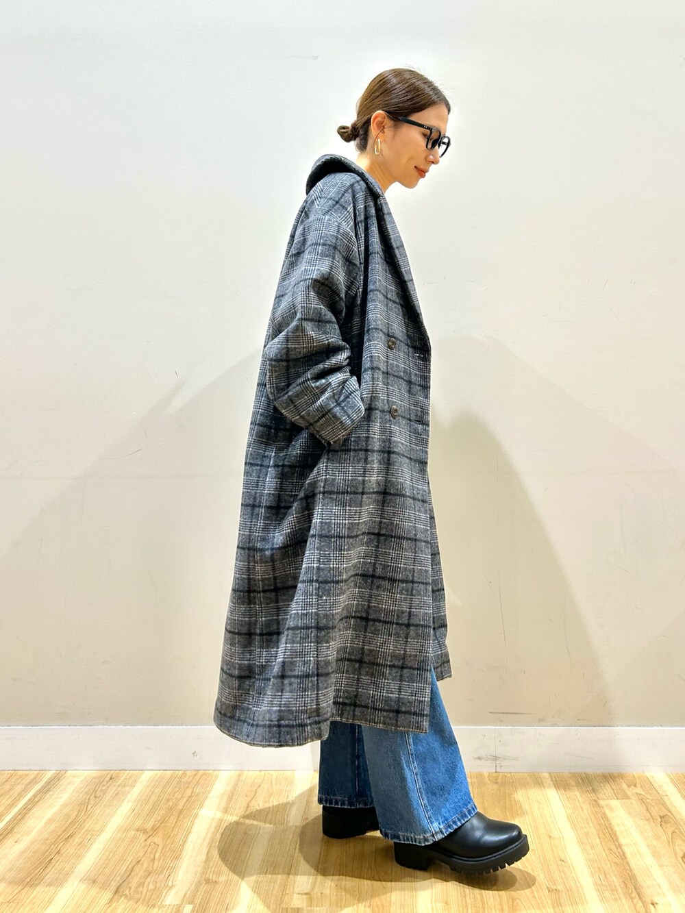 ベージュ系のスウェット、その他のその他アウター、ブラウン系のハンドバッグを着用したレディースの冬コーディネートの2枚目の写真