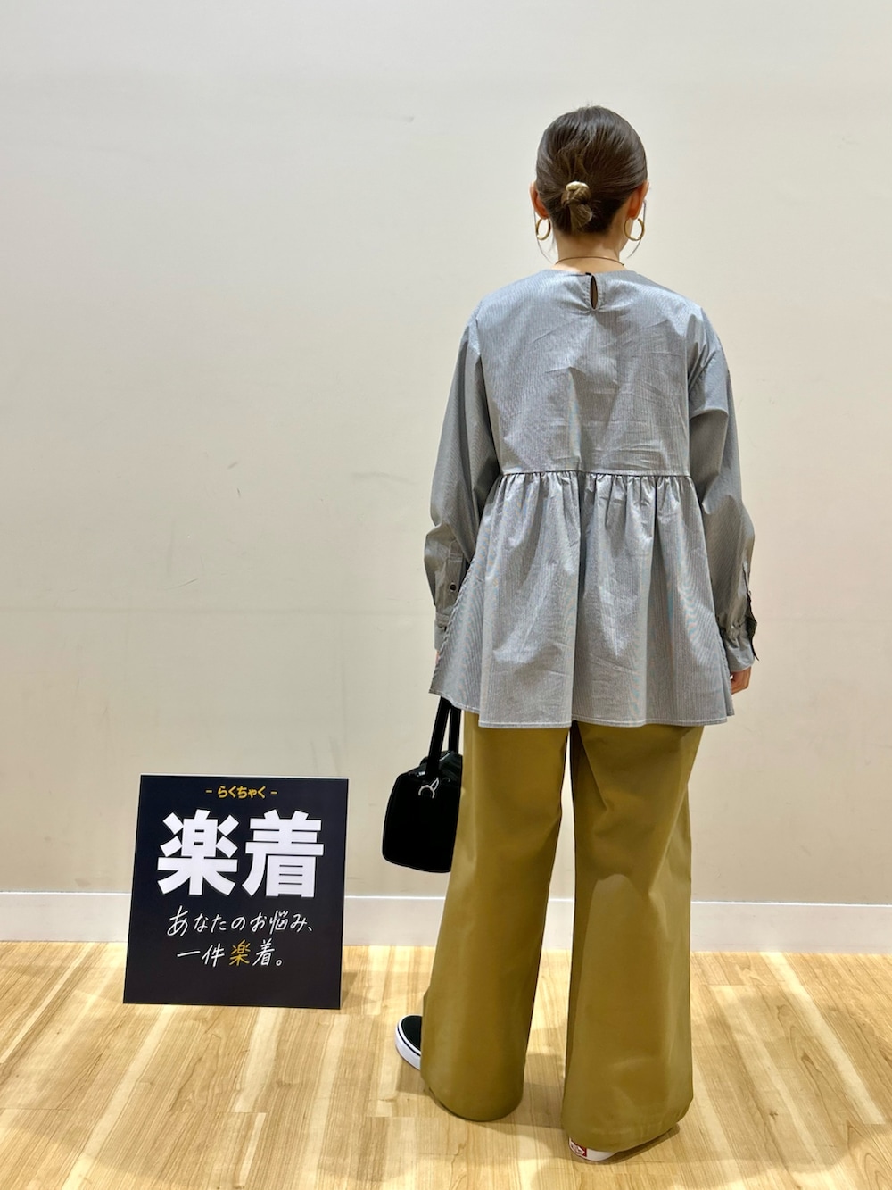 ブラック系のマウンテンパーカー、その他のシャツ/ブラウス、イエロー系のその他パンツを着用したレディースの春コーディネートの7枚目の写真