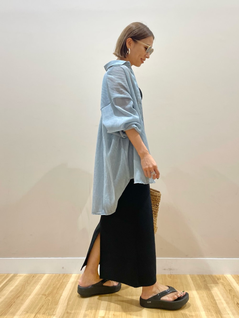 ブルー系のシャツ/ブラウス、ブラック系のキャミソール、ブラック系のスカートを着用したレディースの夏コーディネートの2枚目の写真