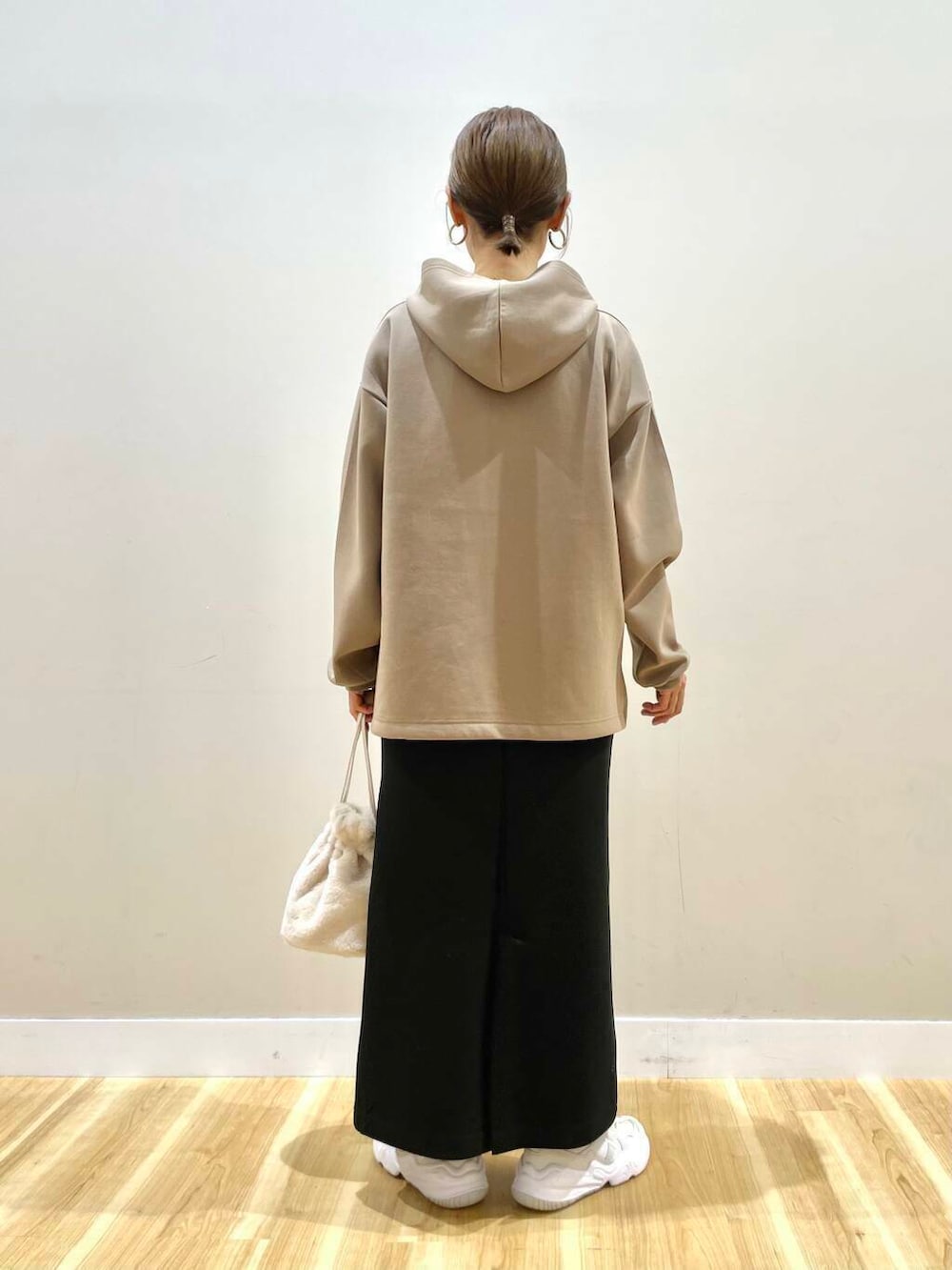 ホワイト系のスニーカー、ホワイト系のショルダーバッグ、ブラウン系のワンピースを着用したレディースの冬コーディネートの9枚目の写真