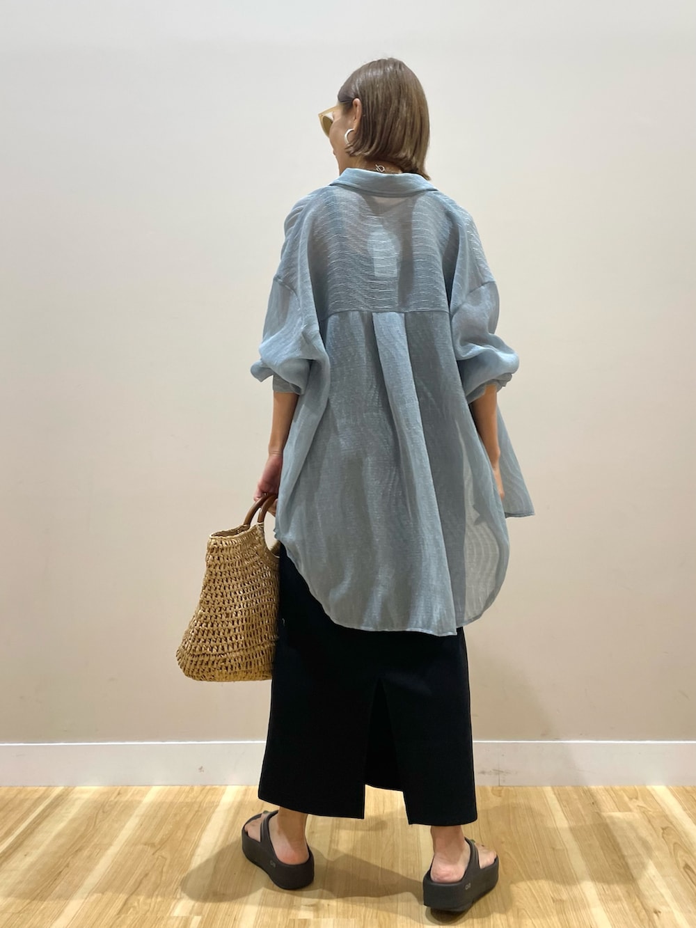 ブルー系のシャツ/ブラウス、ブラック系のキャミソール、ブラック系のスカートを着用したレディースの夏コーディネートの3枚目の写真