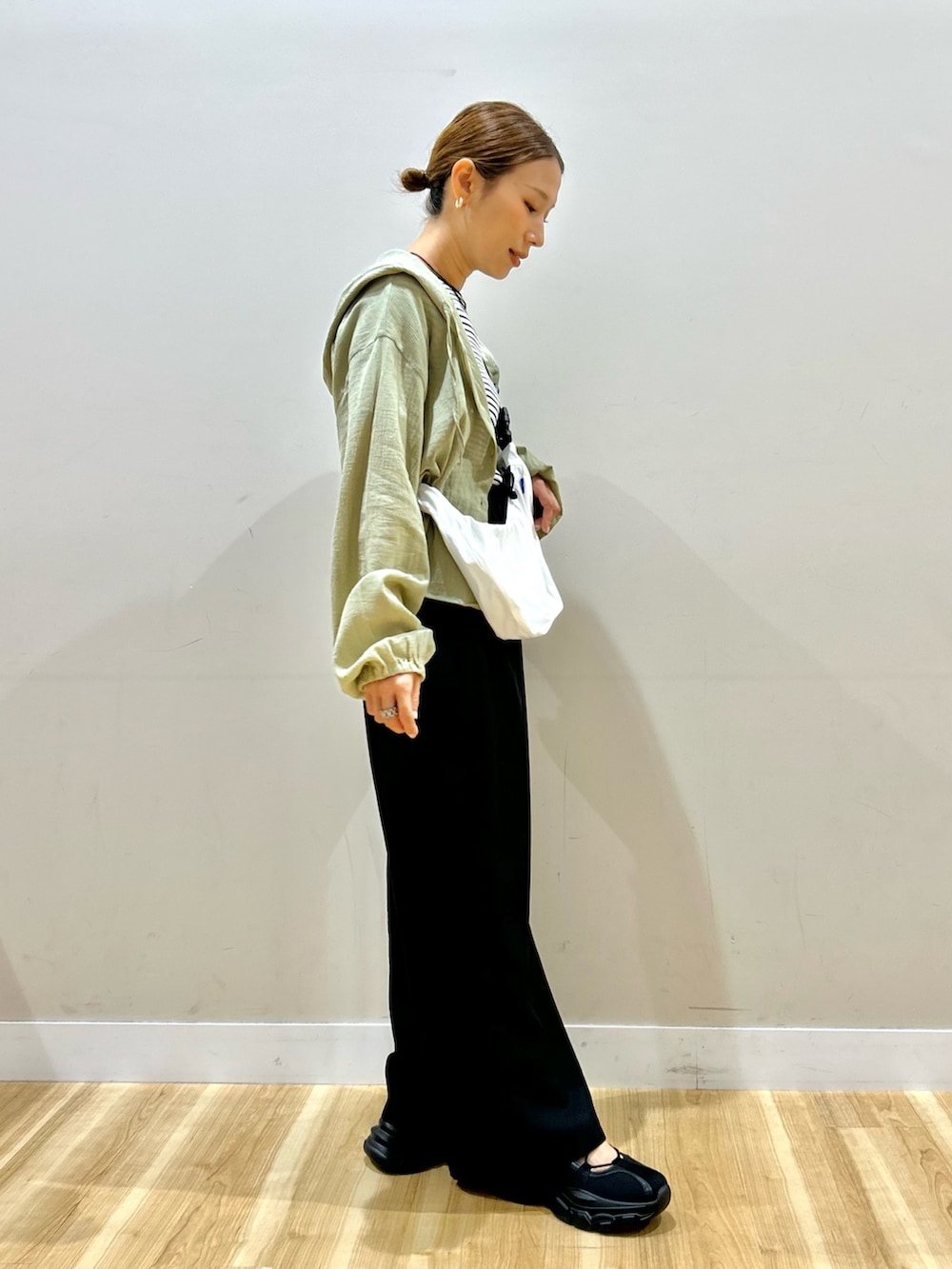 グリーン系のシャツ/ブラウス、ホワイト系のTシャツ/カットソー、ホワイト系のショルダーバッグを着用したレディースの夏コーディネートの2枚目の写真
