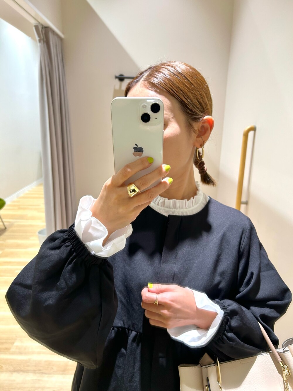 ブラック系のセットアップ、ホワイト系のトートバッグを着用したレディースの秋コーディネートの4枚目の写真