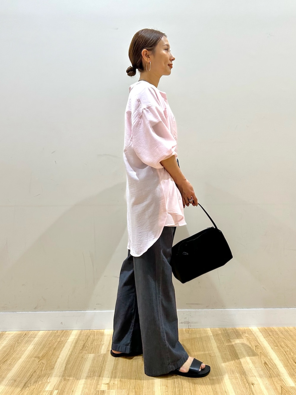 ピンク系のシャツ/ブラウス、ホワイト系のTシャツ/カットソー、ブラック系のデニムパンツを着用したレディースの春コーディネートの4枚目の写真