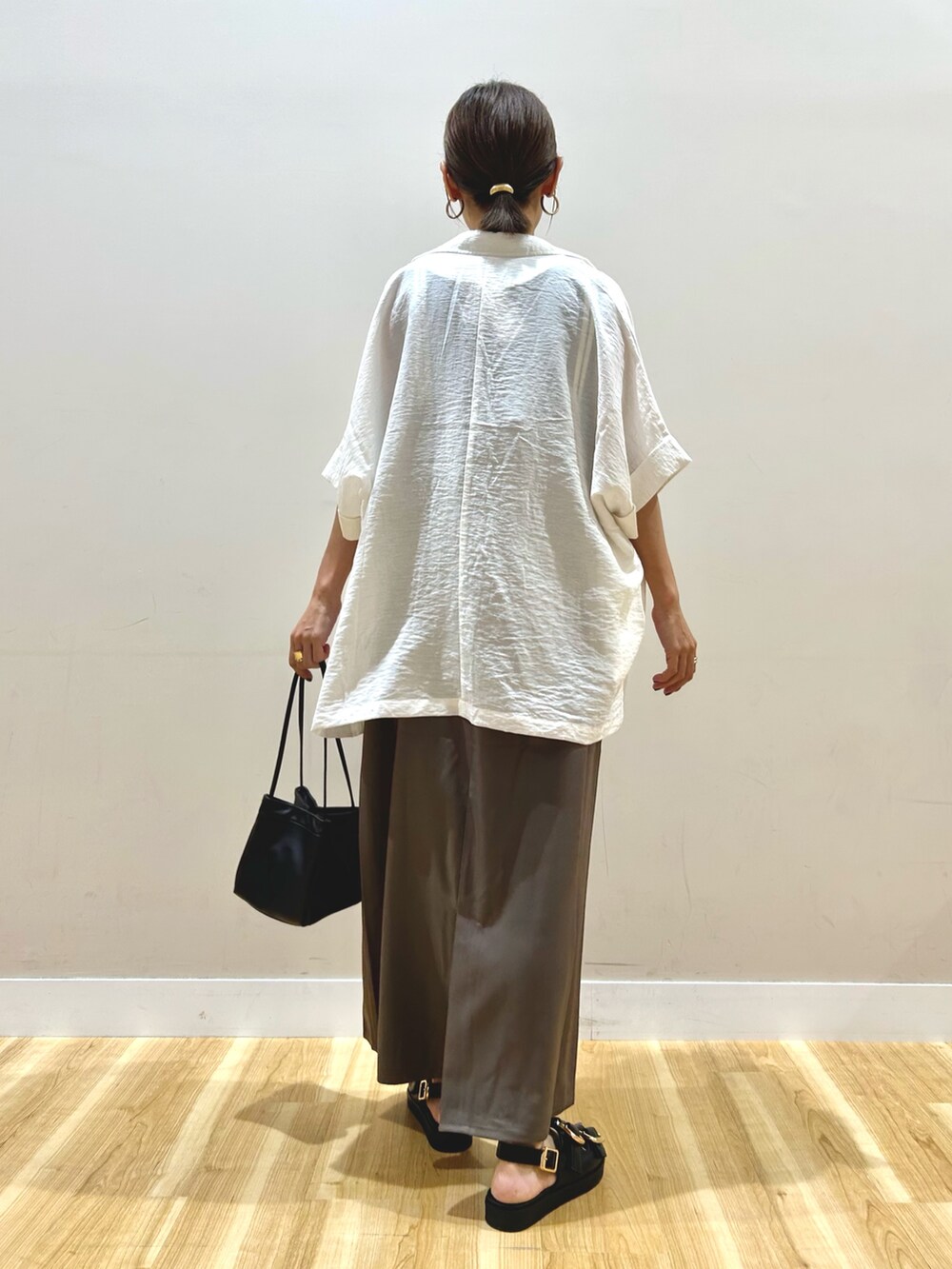 ホワイト系のその他アウター、ホワイト系のタンクトップ、ブラウン系のワンピースを着用したレディースの夏コーディネートの3枚目の写真