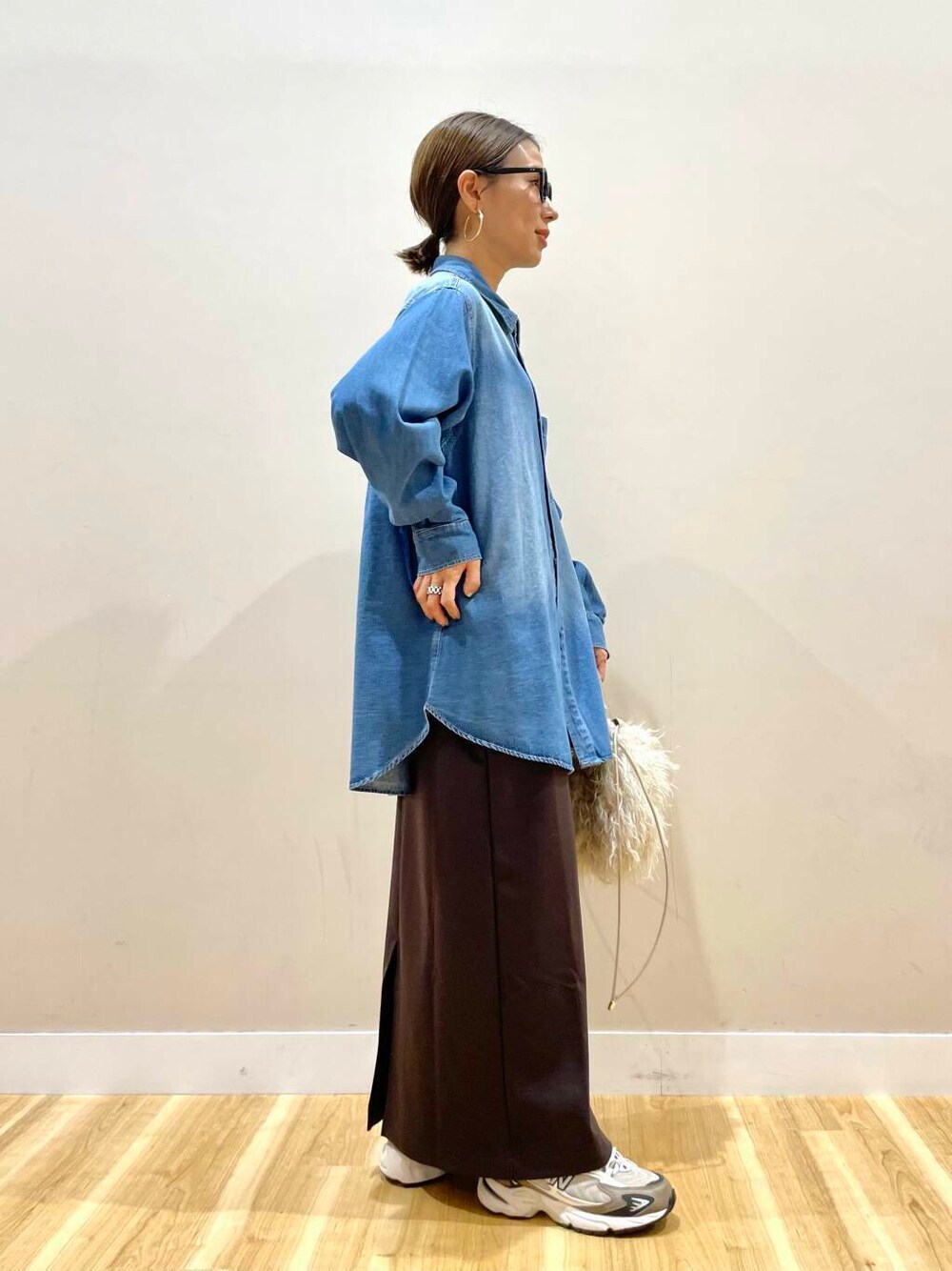 ベージュ系のショルダーバッグ、ブルー系のシャツ/ブラウス、ブラウン系のその他アウターを着用したレディースの秋コーディネートの7枚目の写真