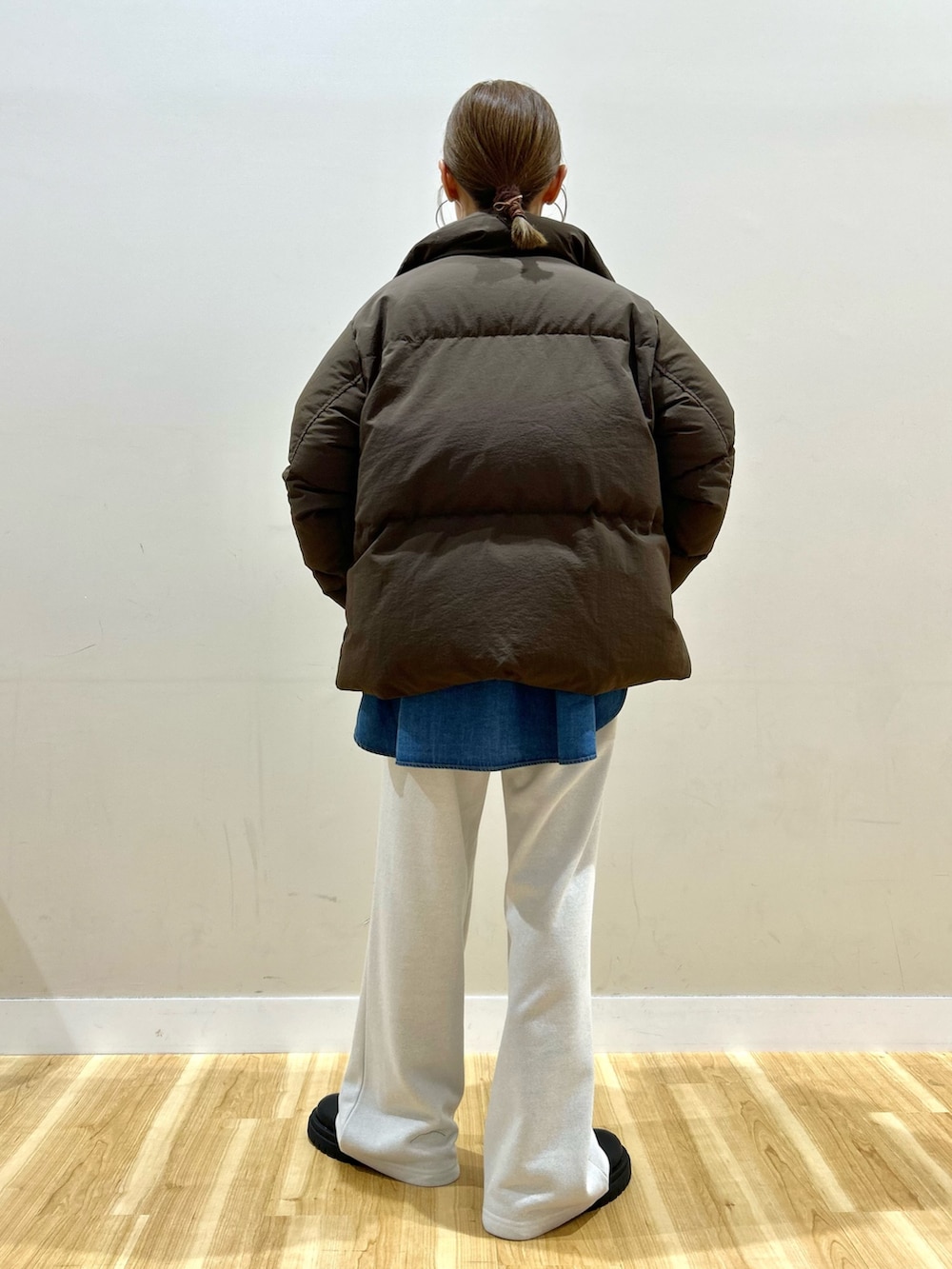 ホワイト系のその他パンツ、ブルー系のシャツ/ブラウス、ブラウン系のダウンジャケット/コートを着用したレディースの秋コーディネートの3枚目の写真