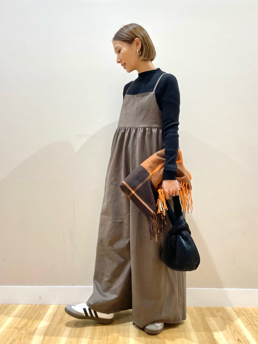 ブラック系のサロペット/オーバーオールを着用したレディースの秋コーディネートの3枚目の写真