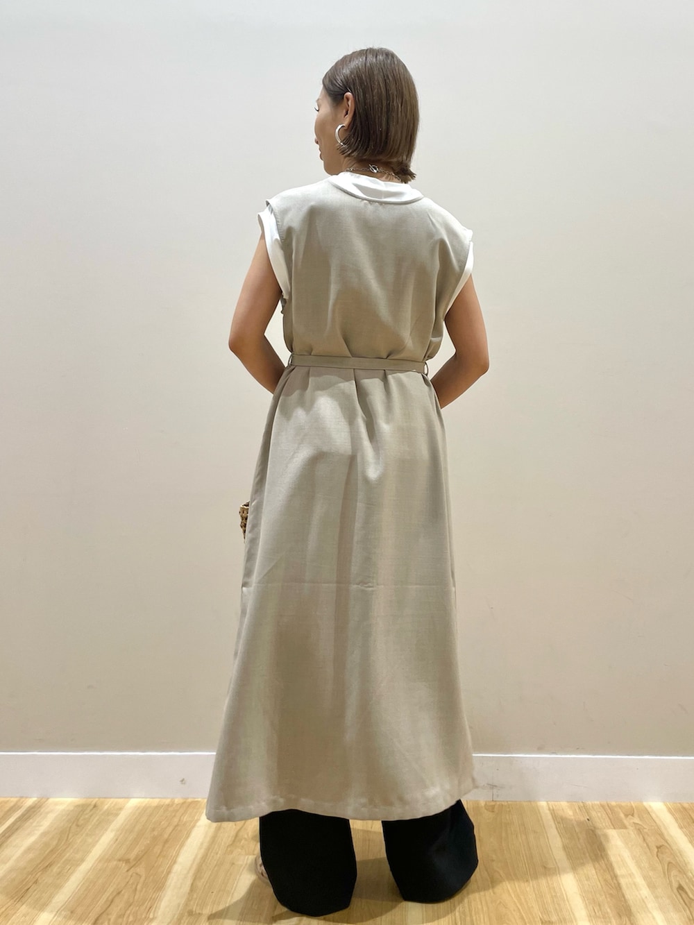 ベージュ系のワンピース、ホワイト系のTシャツ/カットソー、ブラック系のその他パンツを着用したレディースの夏コーディネートの3枚目の写真