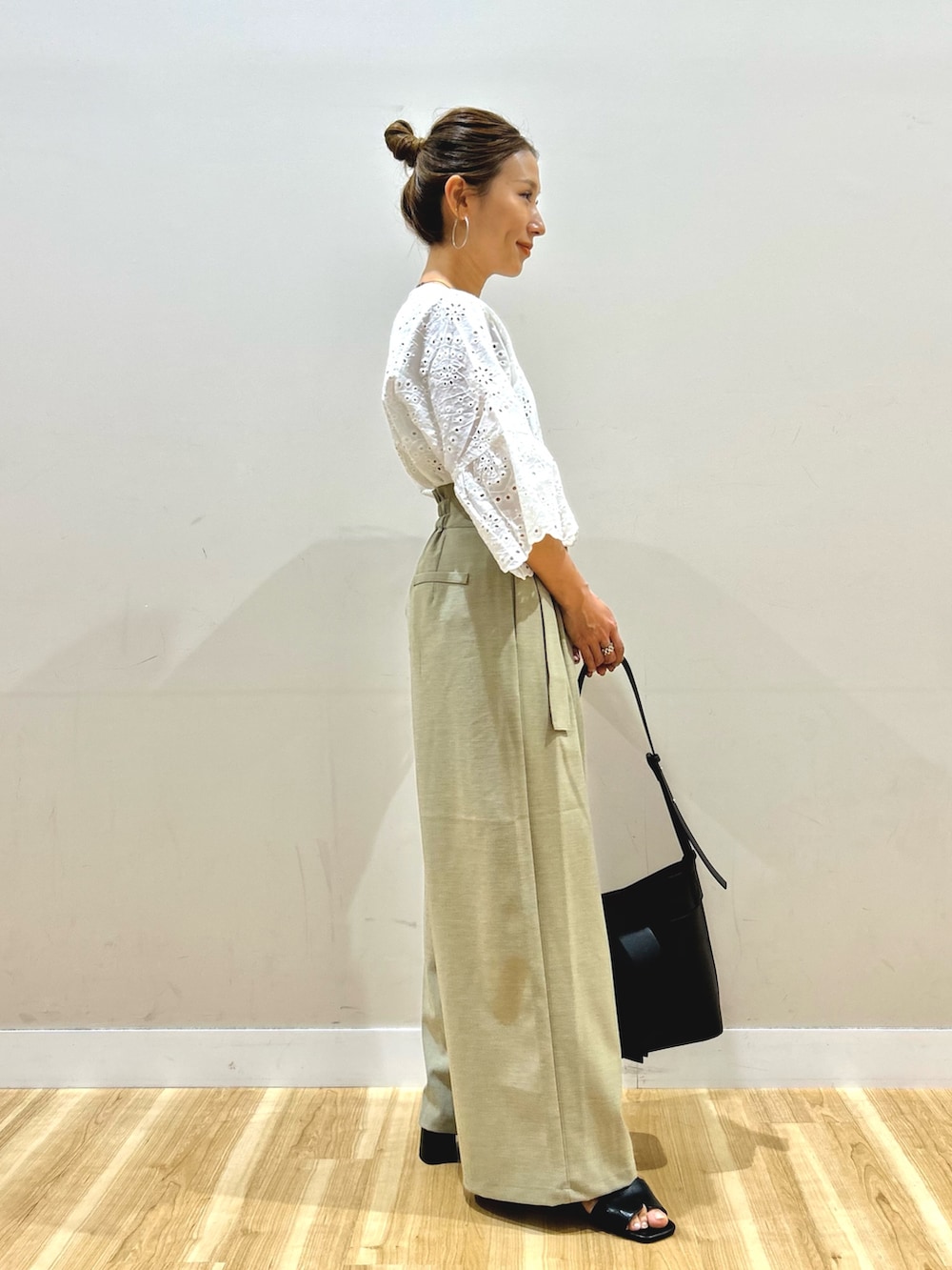 ホワイト系のシャツ/ブラウス、ベージュ系のその他パンツ、ブラック系のショルダーバッグを着用したレディースの春コーディネートの2枚目の写真