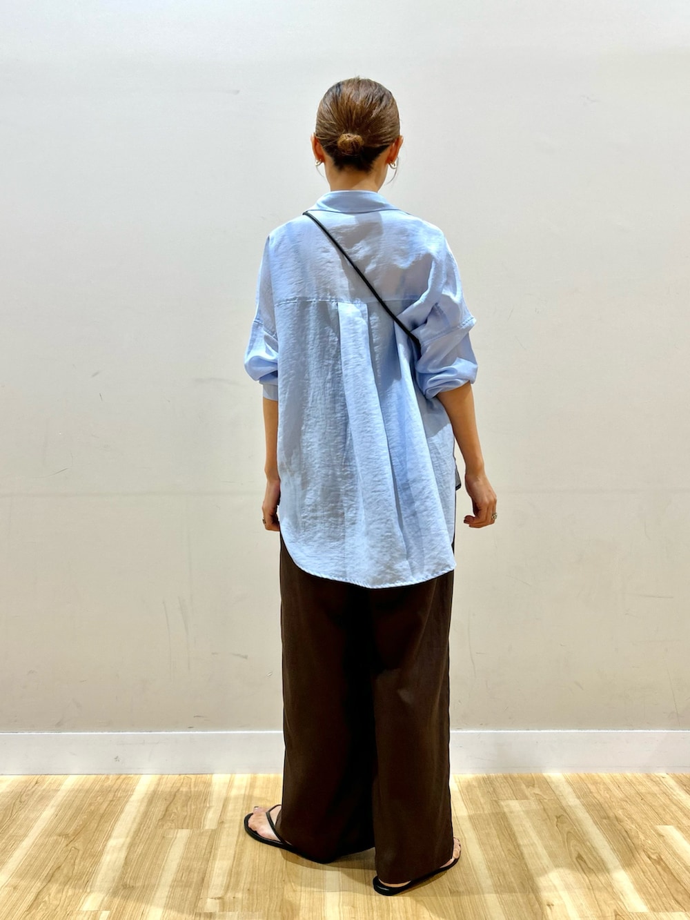 ブルー系のシャツ/ブラウス、ブラウン系のその他パンツ、ブラック系のショルダーバッグを着用したレディースの秋コーディネートの3枚目の写真