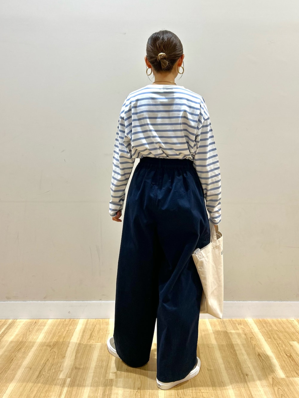 ホワイト系のブルゾン、ブルー系のTシャツ/カットソー、ブルー系のその他パンツを着用したレディースの春コーディネートの7枚目の写真