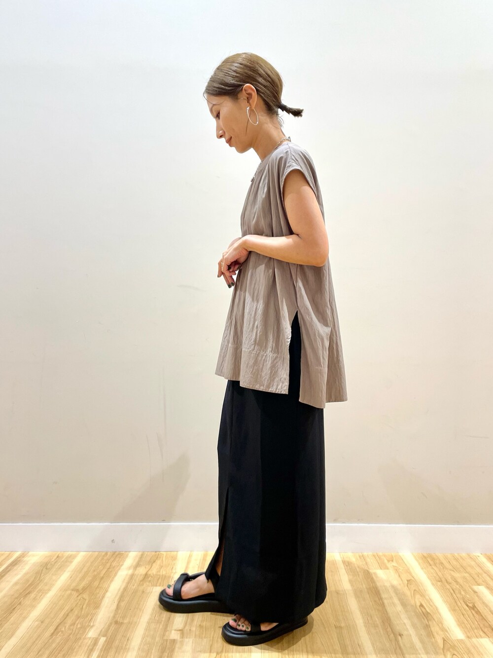 ブラウン系のシャツ/ブラウス、ブラック系のスカートを着用したレディースの夏コーディネートの6枚目の写真