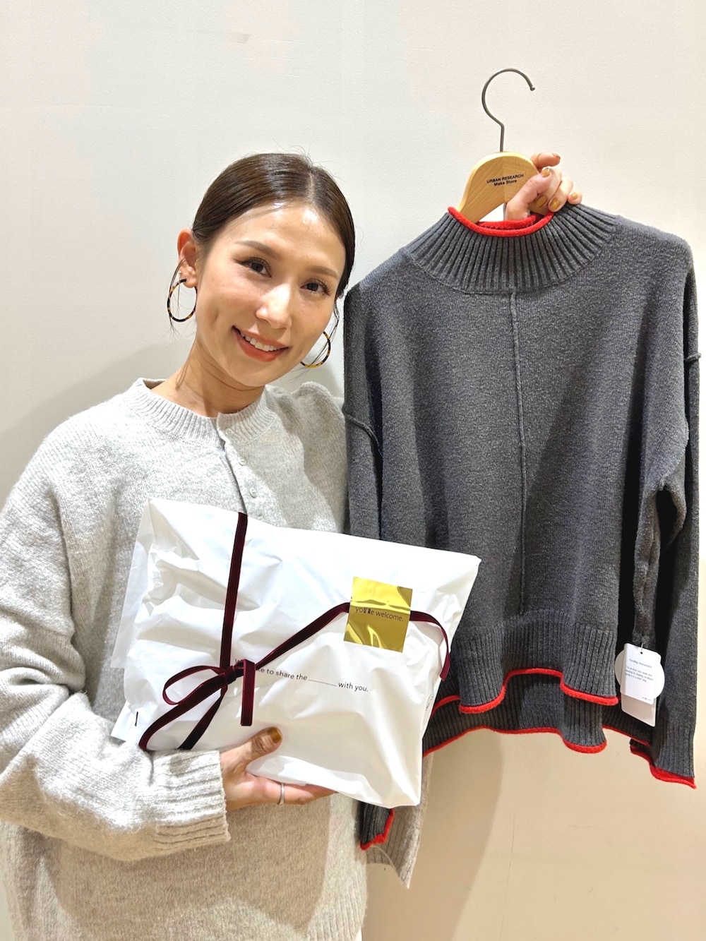 グレー系のニット/セーターを着用したレディースの秋コーディネートの2枚目の写真