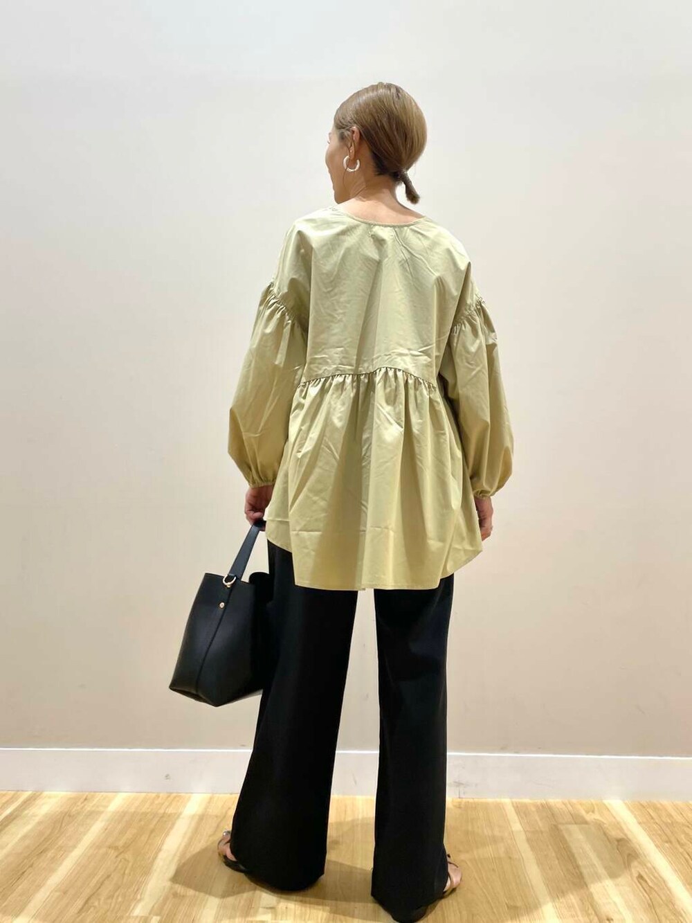 ブラウン系のサンダル、ブラック系のトートバッグ、ブラック系のその他パンツを着用したレディースの夏コーディネートの5枚目の写真