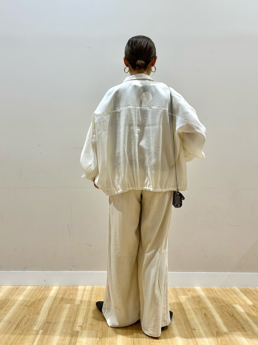 ベージュ系のTシャツ/カットソー、ベージュ系のその他パンツ、その他のショルダーバッグを着用したレディースの春コーディネートの3枚目の写真