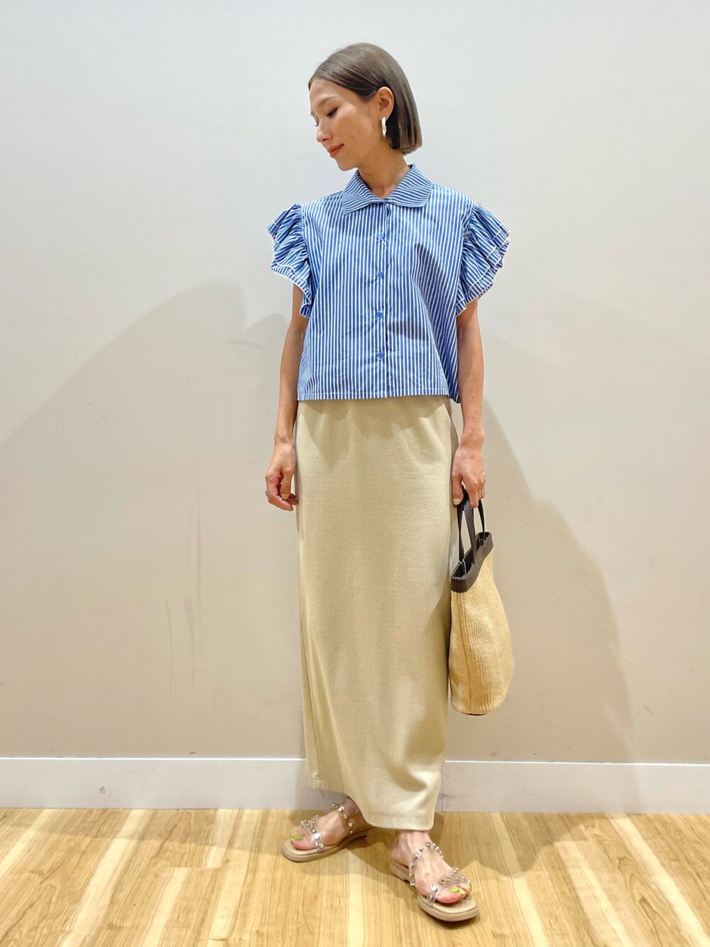 その他のシャツ/ブラウス、グレー系のスカート、ベージュ系のサンダルを着用したレディースの夏コーディネートの6枚目の写真