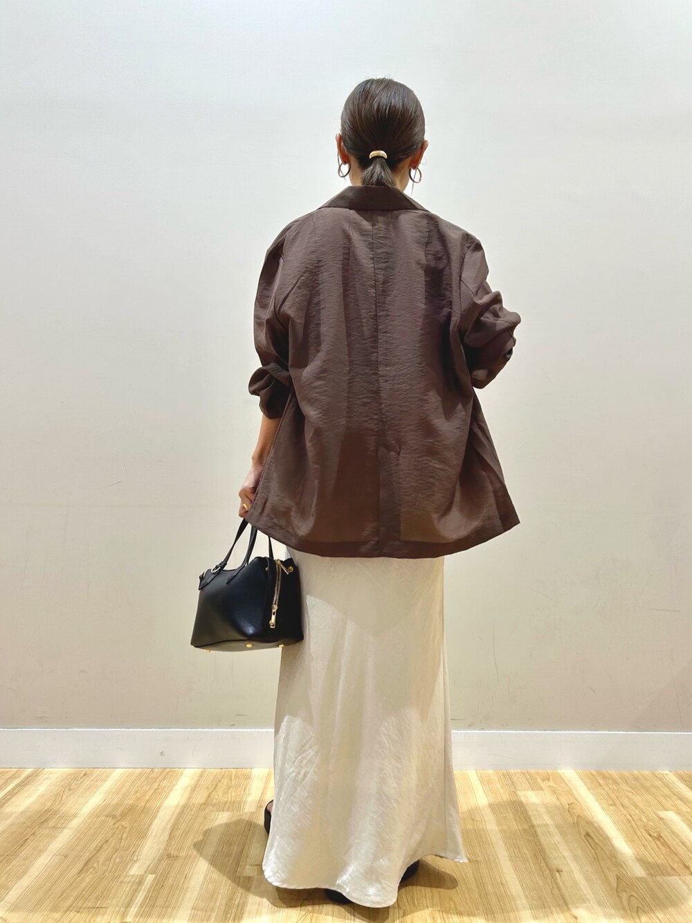 ブラウン系のその他アウター、ホワイト系のTシャツ/カットソー、ブラック系のトートバッグを着用したレディースの夏コーディネートの3枚目の写真