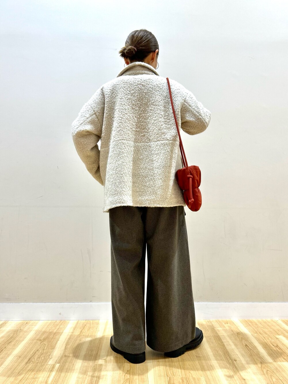 パープル系のその他アウター、ブラウン系のニット/セーター、ブラウン系のその他パンツを着用したレディースの冬コーディネートの3枚目の写真