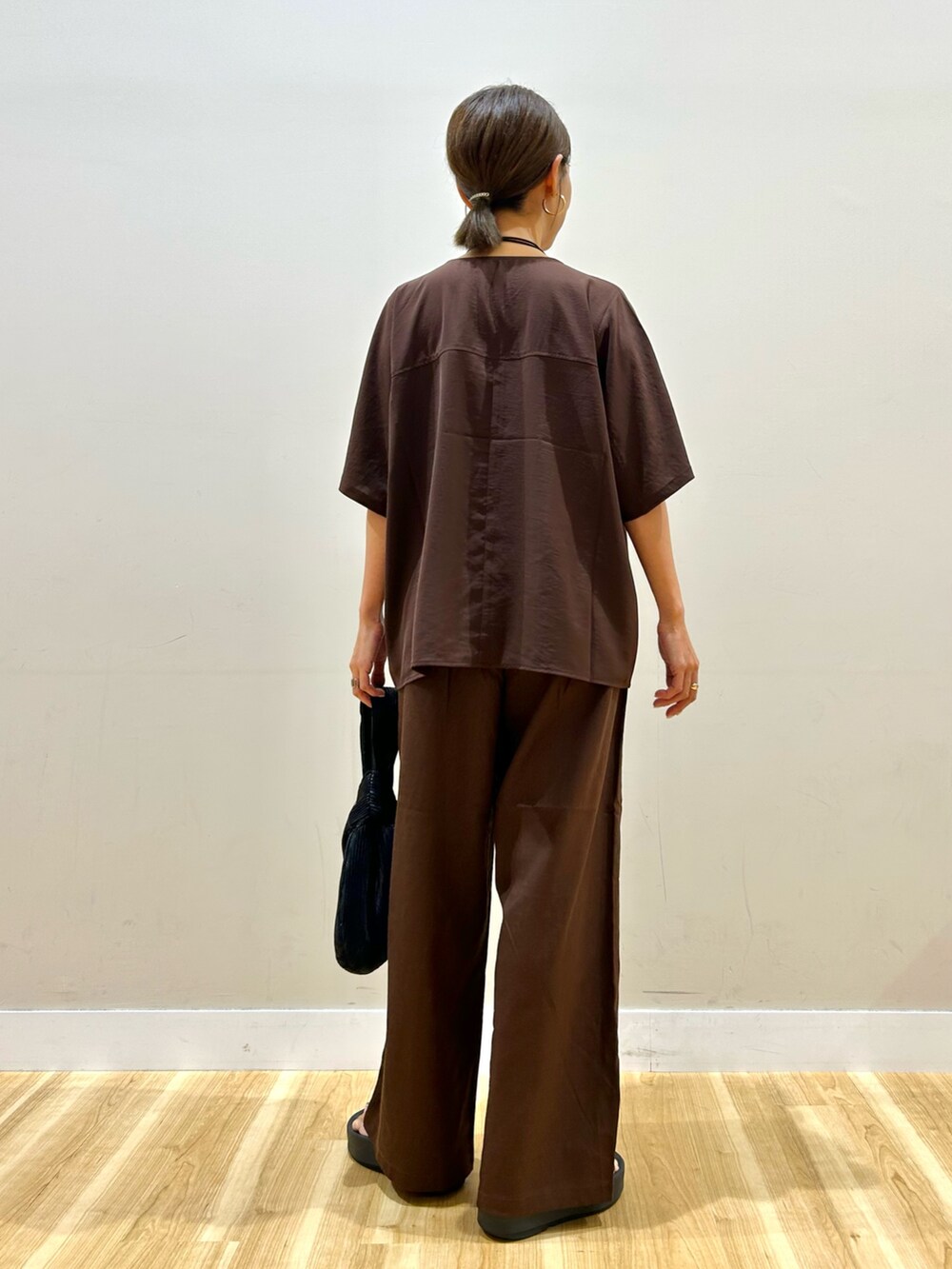 ブラウン系のシャツ/ブラウス、ブラウン系のその他パンツを着用したレディースの夏コーディネートの3枚目の写真