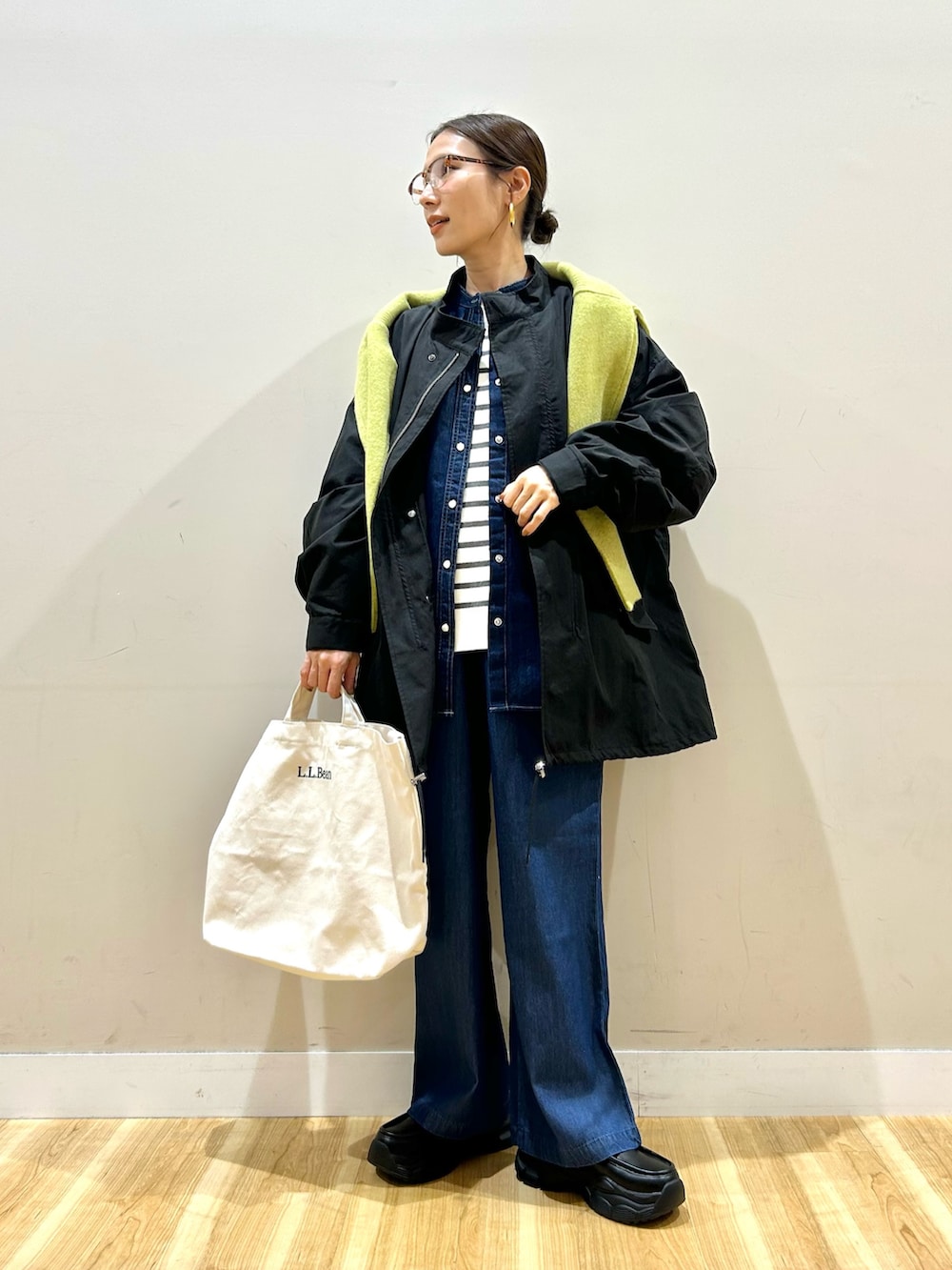 ブルー系のシャツ/ブラウス、ブラック系のモッズコート、その他のニット/セーターを着用したレディースの冬コーディネートの8枚目の写真