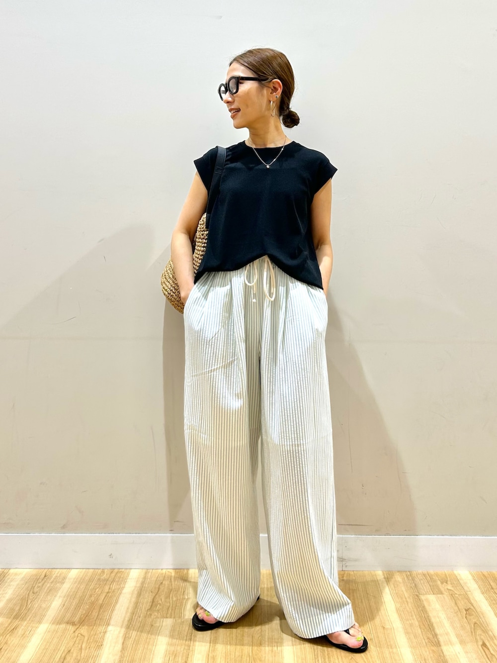 ブラック系のTシャツ/カットソー、ブルー系のその他パンツ、ブラック系のサンダルを着用したレディースの夏コーディネートの4枚目の写真