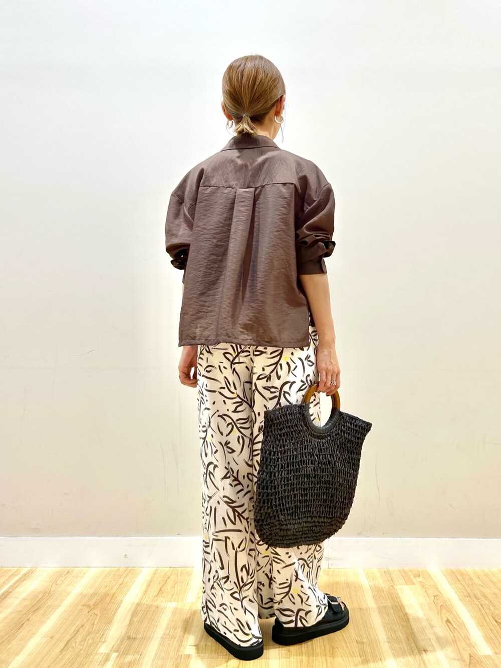 ブラウン系のシャツ/ブラウス、ホワイト系のタンクトップ、ホワイト系のその他パンツを着用したレディースの春コーディネートの5枚目の写真