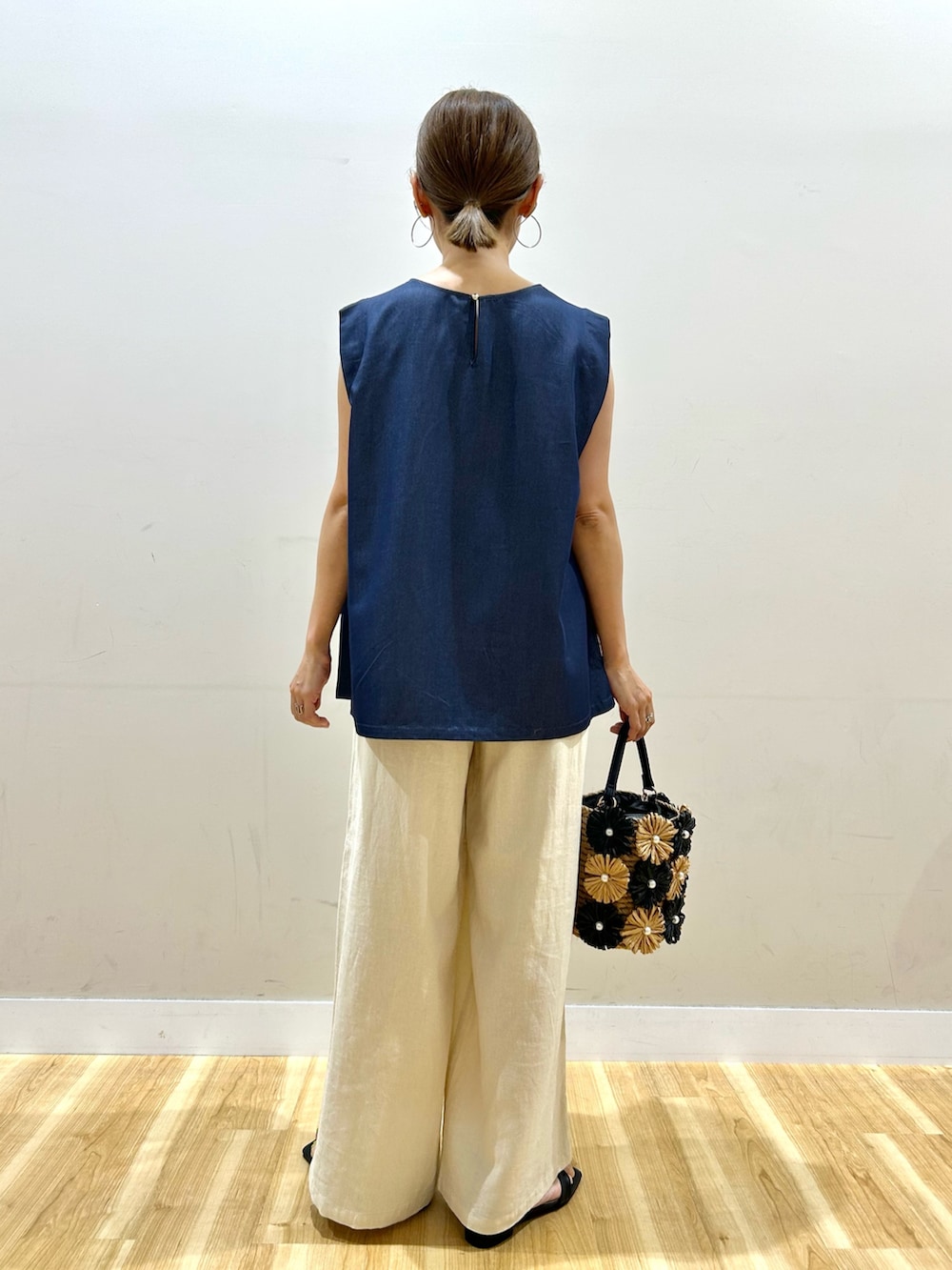 ブルー系のシャツ/ブラウス、ベージュ系のその他パンツ、ブラック系のショルダーバッグを着用したレディースの夏コーディネートの4枚目の写真
