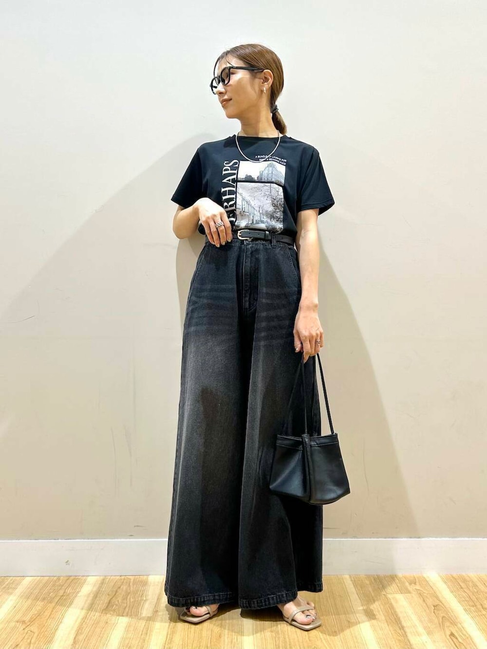 グレー系のサンダル、ブラック系のデニムパンツ、ベージュ系のその他アウターを着用したレディースの春コーディネートの6枚目の写真