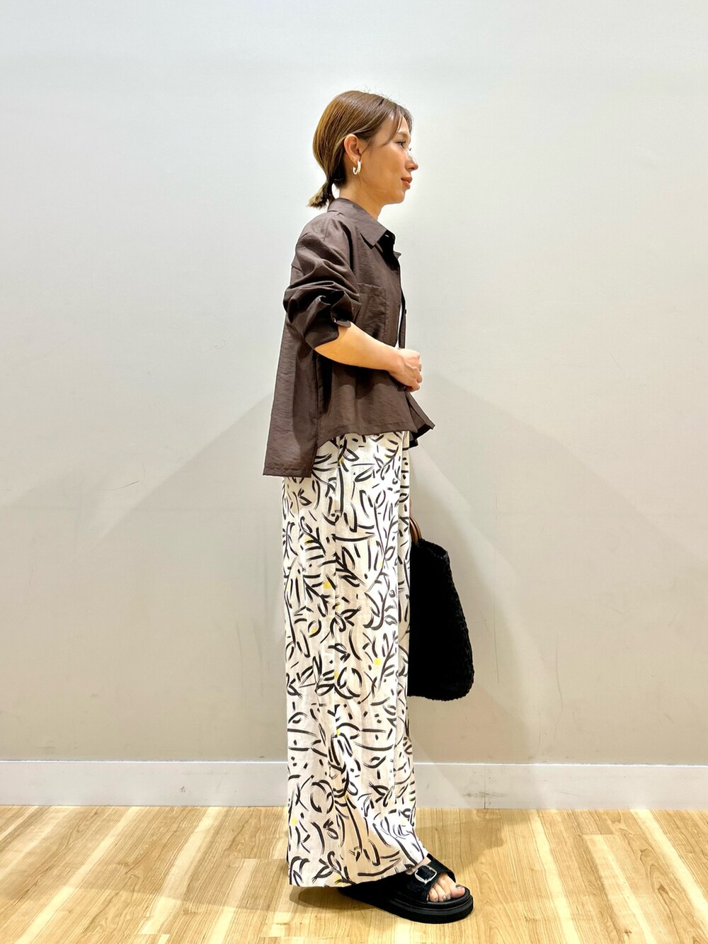 ブラウン系のシャツ/ブラウス、ホワイト系のタンクトップ、ホワイト系のその他パンツを着用したレディースの春コーディネートの4枚目の写真