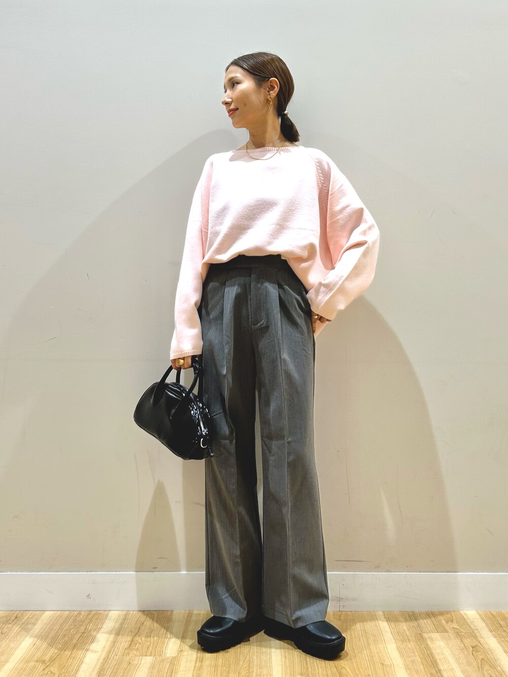 グレー系のデニムジャケット、グレー系のその他パンツ、ブラック系のボストンバッグを着用したレディースの秋コーディネートの4枚目の写真