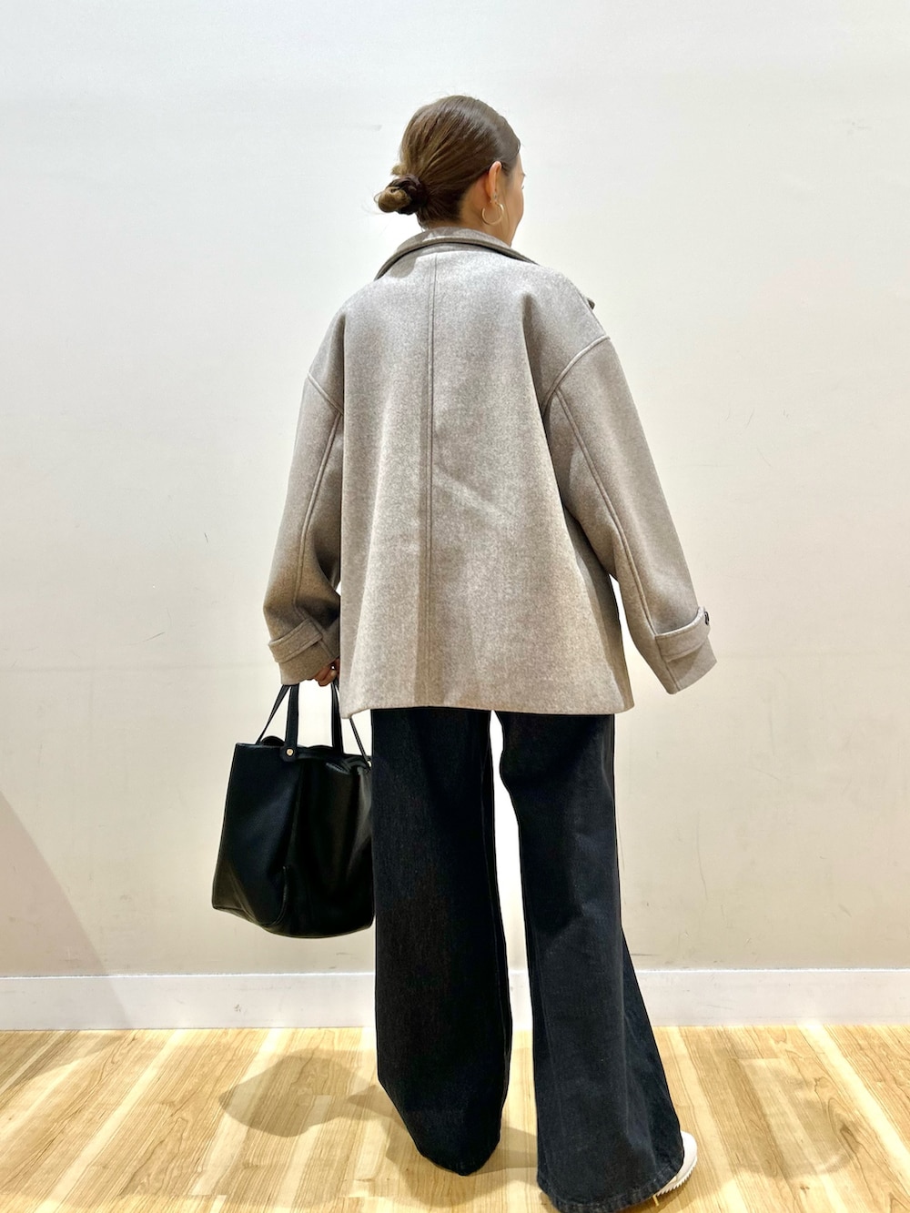 ベージュ系のその他アウター、グレー系のベスト、ブラウン系のニット/セーターを着用したレディースの冬コーディネートの3枚目の写真