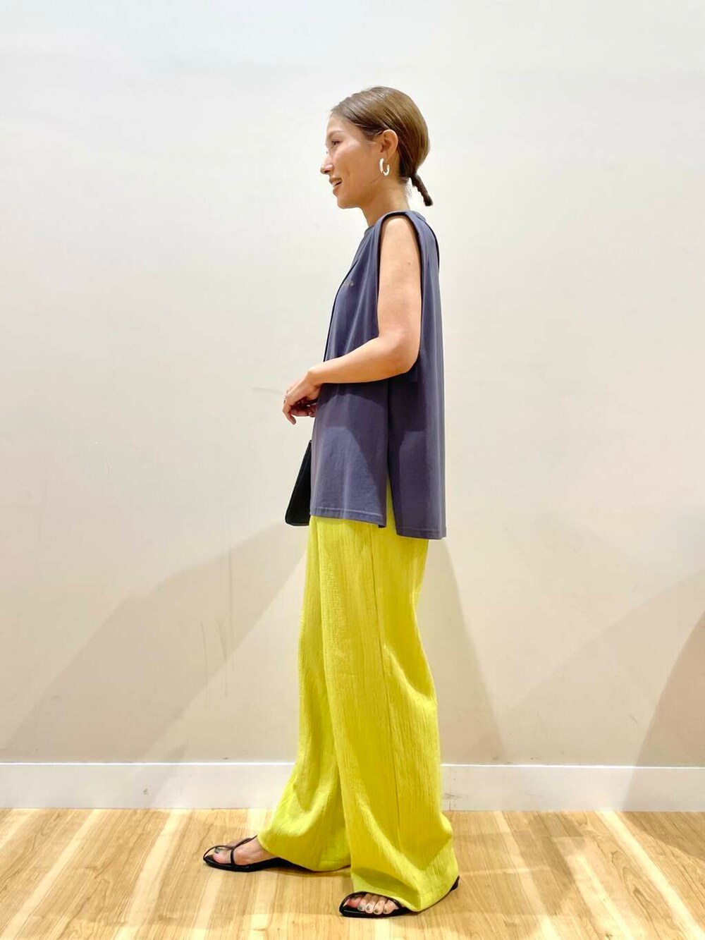 イエロー系のその他パンツ、ブラック系のショルダーバッグ、グレー系のTシャツ/カットソーを着用したレディースの夏コーディネートの2枚目の写真