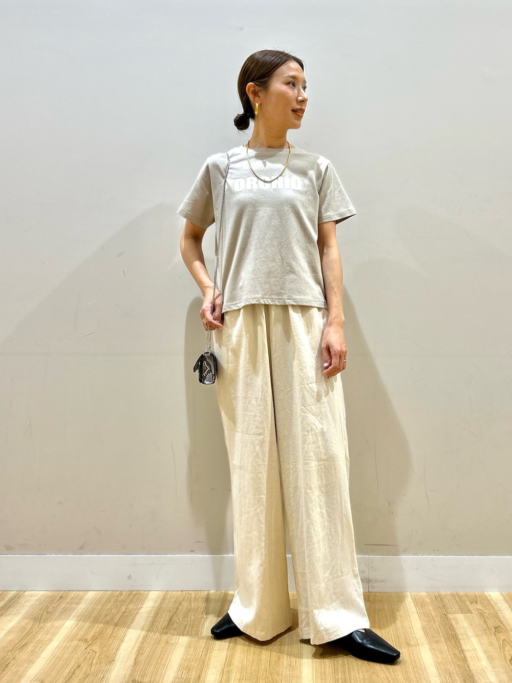 ベージュ系のTシャツ/カットソー、ベージュ系のその他パンツ、その他のショルダーバッグを着用したレディースの春コーディネートの5枚目の写真