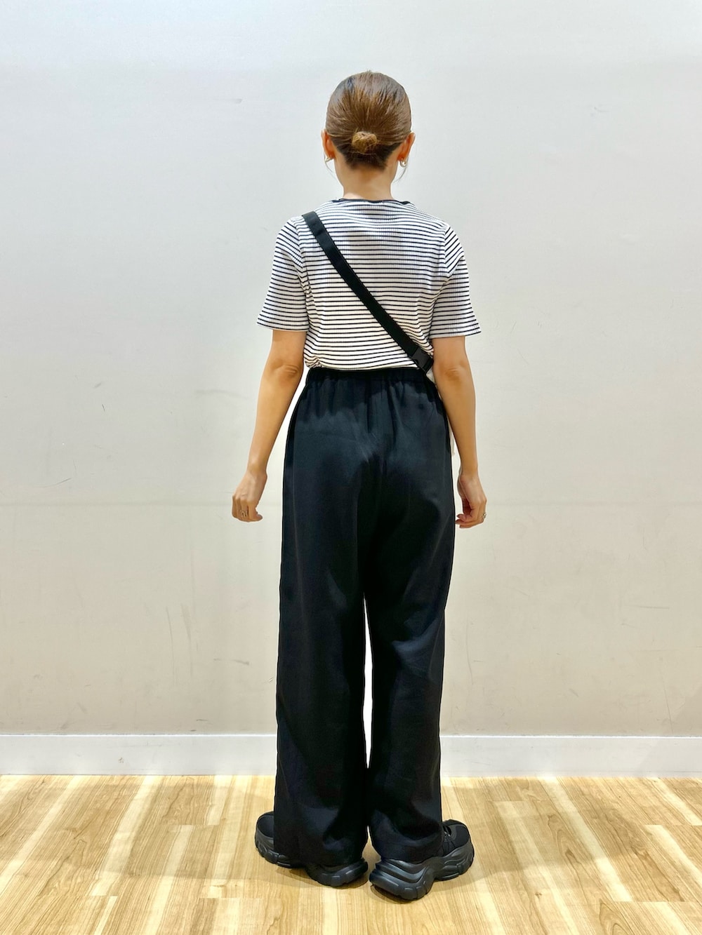 グリーン系のシャツ/ブラウス、ホワイト系のTシャツ/カットソー、ホワイト系のショルダーバッグを着用したレディースの夏コーディネートの7枚目の写真