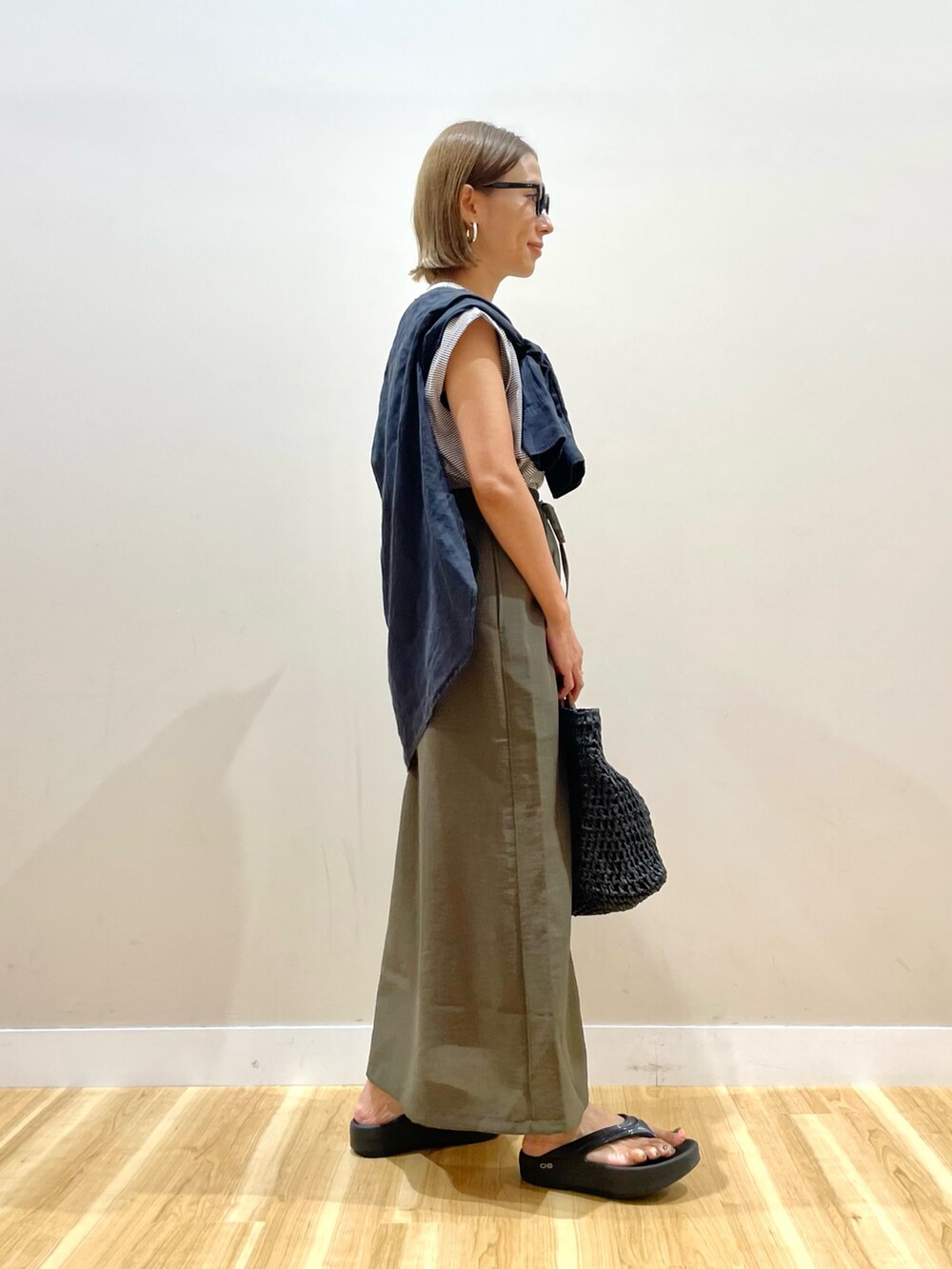 ブラウン系のTシャツ/カットソー、ブラウン系のスカート、ブラック系のかごバッグを着用したレディースの夏コーディネートの4枚目の写真