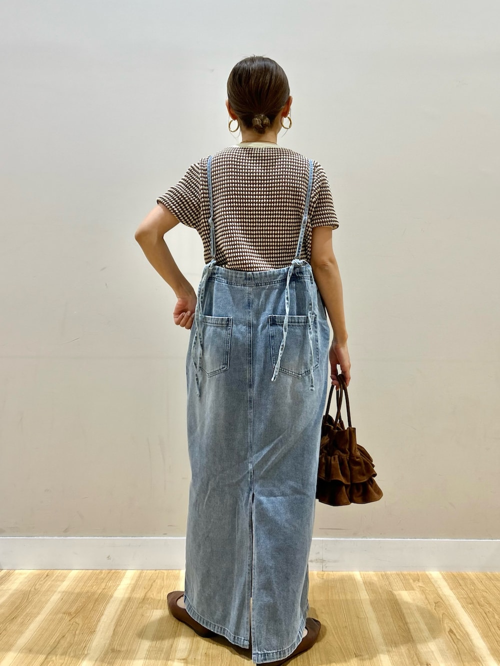 ホワイト系のマウンテンパーカー、ブラウン系のニット/セーター、ブルー系のワンピースを着用したレディースの春コーディネートの7枚目の写真