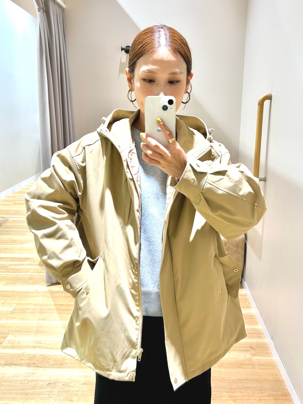 ベージュ系のダウンジャケット/コート、グレー系のニット/セーター、ブラック系のスカートを着用したレディースの秋コーディネートの7枚目の写真