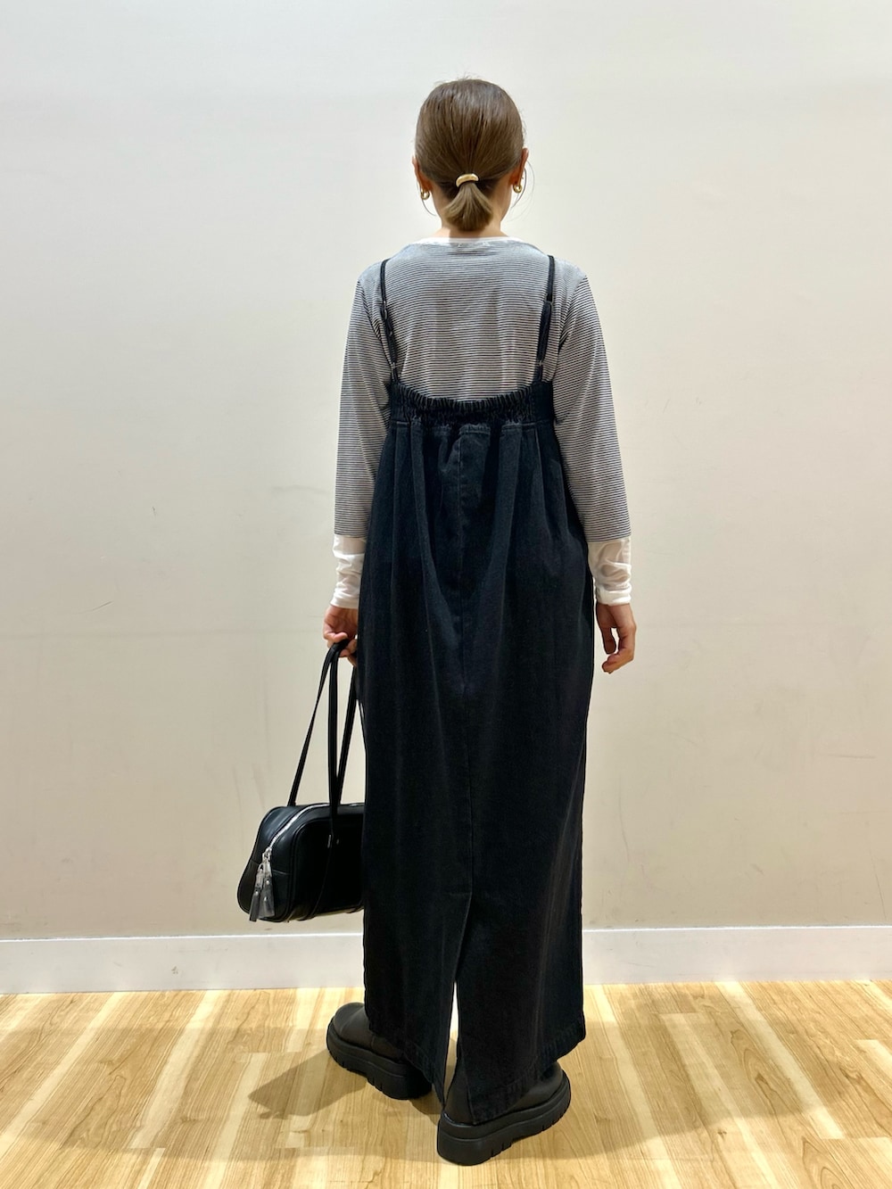 ベージュ系のその他アウター、ホワイト系のTシャツ/カットソー、ブラック系のワンピースを着用したレディースの秋コーディネートの6枚目の写真